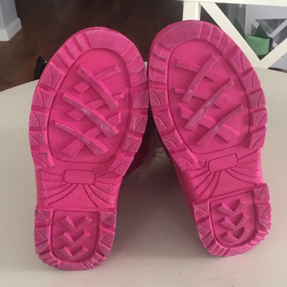 Girl’s furry snow boots